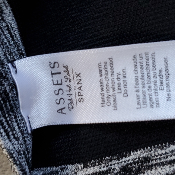 PRETTY ASSETS BY SPANX LEGGINGS - Picture 7 of 9
